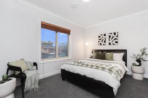 Mickle Townhouse, Steps to CBD