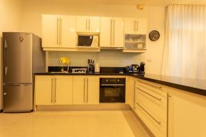 Oxygen 3BR Walk to Shops, Bars, Private Pool v113