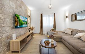 Cozy Home In Mirlovic Zagora