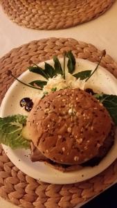 Übernachten in unseren Crutpracht Gästezimmern mit großem Bauernfrühstück, ab April 24 auch in der DUFFEL-SCHEUNE