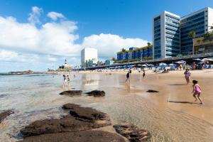 Pé na Areia - Flat na Barra com Piscina, Ar e Garagem