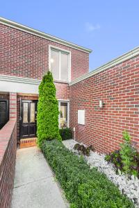 Mickle Townhouse, Steps to CBD