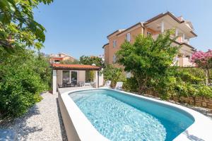 Süßes Ferienhaus mit Privatpool, Sonnenterrasse, BBQ in Strandnähe