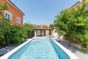 Süßes Ferienhaus mit Privatpool, Sonnenterrasse, BBQ in Strandnähe 