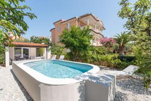 Süßes Ferienhaus mit Privatpool, Sonnenterrasse, BBQ in Strandnähe 