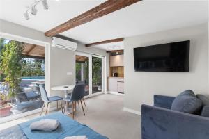 Süßes Ferienhaus mit Privatpool, Sonnenterrasse, BBQ in Strandnähe