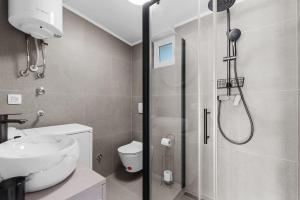 Süßes Ferienhaus mit Privatpool, Sonnenterrasse, BBQ in Strandnähe