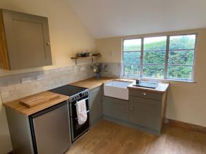 Cabin Sleeps 4 with Garden & Free Parking