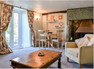 17th Century Tintagel Cottage with Hot Tub