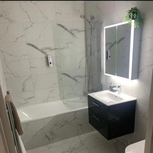 Stylish Madison Apartment with Balcony - FREE Car Parking - Hemel Hempstead Town Centre