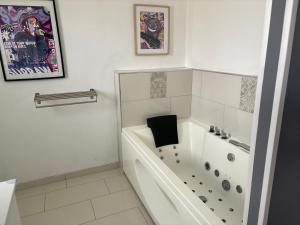 Villas Maison moderne au calme avec billard, jacuzzi, bain a remous, piscine, Babyfoot : photos des chambres