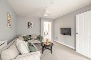 Windsor 10 Mins - 3 Bedrooms, 2 Bathrooms House with Parking - By Tempstay