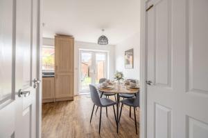 Windsor 10 Mins - 3 Bedrooms, 2 Bathrooms House with Parking - By Tempstay