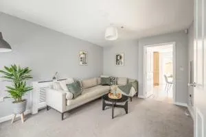 Windsor 10 Mins - 3 Bedrooms, 2 Bathrooms House with Parking - Datchet