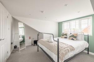 Windsor 10 Mins - 3 Bedrooms, 2 Bathrooms House with Parking - By Tempstay