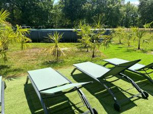 Villas Maison moderne au calme avec billard, jacuzzi, bain a remous, piscine, Babyfoot : photos des chambres