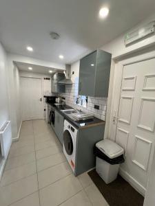 Florence House - 3-Twin Rooms with Two Beds a Single & Double Bed Per Room for Two Adults Weeky Stays OK Contractor Accommodation Best-in-Class