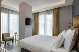Corner Double Room room in Febor İstanbul Bomonti Hotel & Spa