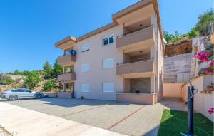 Awesome Apartment In Obrovac With Wifi