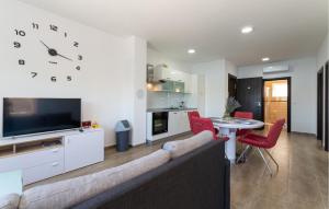 Awesome Apartment In Obrovac With Wifi 