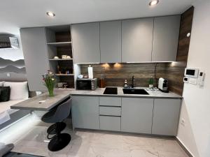 La Luna Petite Suite Deluxe Apartment with Pool & Jacuzzi, Bikes and Covered Parking