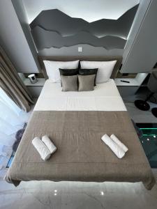 La Luna Petite Suite Deluxe with Free Jacuzzi, Bikes & Covered Parking