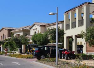 Marassi, North coast chalet, Cozzy New one bedroom with one double bed & 2 bunk beds, plus 2 double foldable beds in living room, Free access to North beach, Verdi Lagoon & Blanca Lagoon for 2 adults and children under 10 years شالية مراسي 