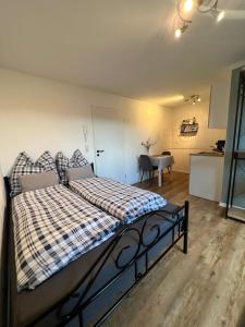 Garten mit einzigartigem Panoramablick UG schöne Kellerwohnung mit großem hellen Fenster - nahe Bodensee und Messe