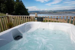 Seaview Cabin Sleeps 2 -Hot Tub - Parking