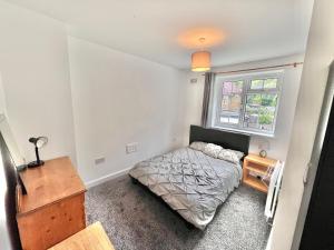 Stylish Refurbished London Home - Family, Friends & Business Travellers Retreat near Wimbledon, Sleeps 6, Free Street Parking - Unrated properties in Morden