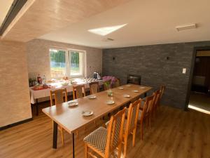 Hotelik Likusy - przy plaży nad jeziorem Ukiel z bezpłatnym prywatnym parkingiem i klimatyzacją