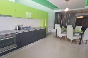 Chic Retreat in Bună Ziua - Jacuzzi, Outdoor Gym, BBQ, Parking