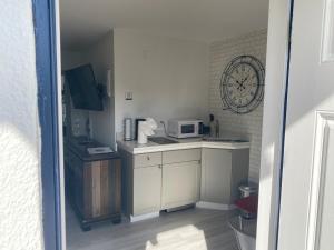 2 min walk to the Beach- Renovated King Studio #2