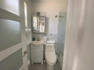 2 min walk to the Beach- Renovated King Studio #2