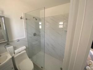 2 min walk to the Beach- Renovated King Studio #2