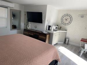 2 min walk to the Beach- Renovated King Studio #2