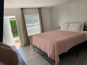 2 min walk to the Beach- Renovated King Studio #2