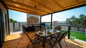 2-Bed House Sleeps 4 Jacuzzi 50 meters to Beach