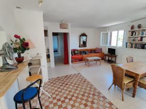 Charming little house, sea view and big terrace