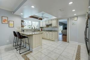 Family Home w Pool, Dining Room, and Golf View