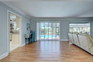 Family Home w Pool, Dining Room, and Golf View