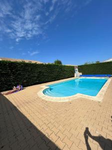 Maisons de vacances Maison avec terrasse et piscine dans residence a 6min de la plage : photos des chambres