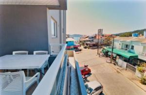 Apartamento no Centro de Bombinhas Prédio na avenida Principal - ao lado de comércio em geral