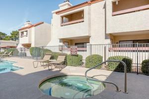 Vibrant 1br Condo Wpatio, Pool, & Parking