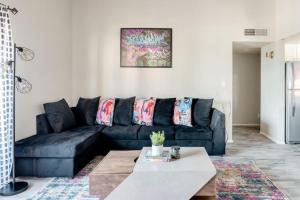Vibrant 1br Condo Wpatio, Pool, & Parking