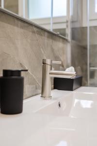 Elegant Pied-à-Terre - Free WiFi, Private Parking & Air Conditioning