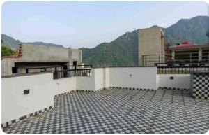 Modern Luxury 3BHK 3Double beds Lift Kitchen Parking in Tapovan Nr Laxman Jhulla