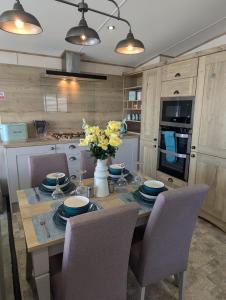 STUNNING CARAVAN with PANORAMIC VIEWS WEYMOUTH LITTLESEA HAVEN