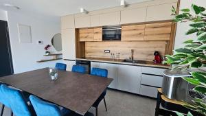 Blue Moon Apartment, now with Jacuzzi