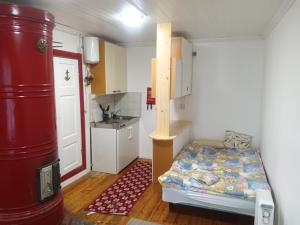 Pieni asunto 25m2 vanhassa puukerrostalossa min 2 yötä